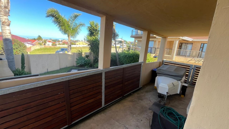 5 Bedroom Property for Sale in Wavecrest Eastern Cape